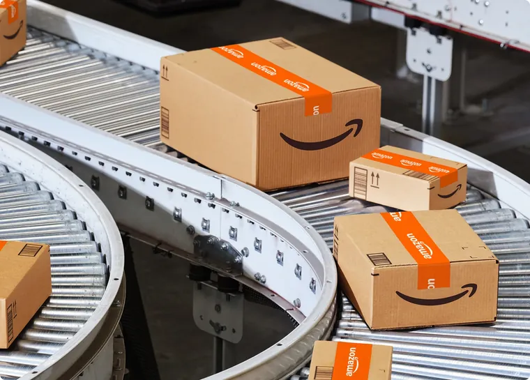 Коробки Amazon на конвейере склада FBA